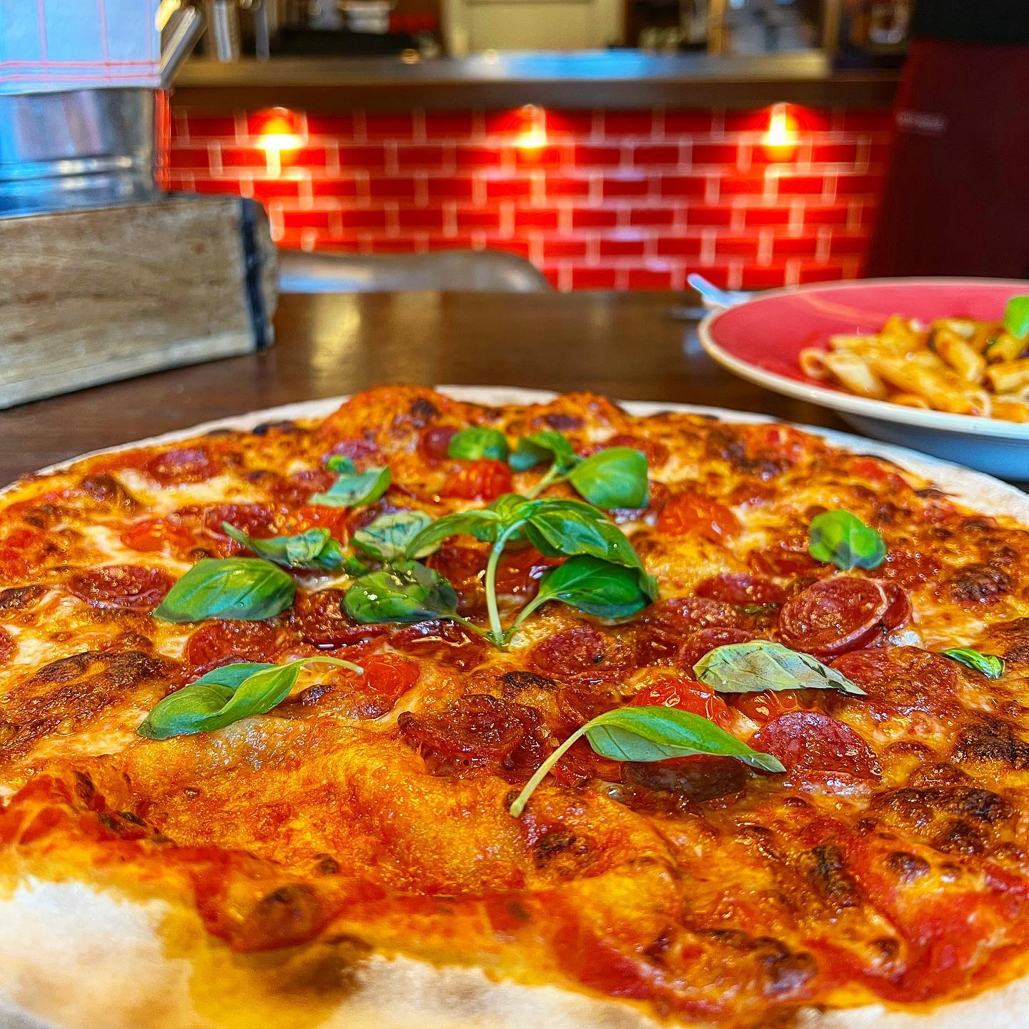 SALSICCIA PICCANTE frisch aus dem Steinofen mit Tomatensugo, Salsiccia, Kirschtomaten, Basilikum und Mozzarella 😋😋😋 

#tanivera #ulm #pizzaepasta #pizzapasta #pizza #pasta #buonappetito #italienischeküche #cucinaitaliana